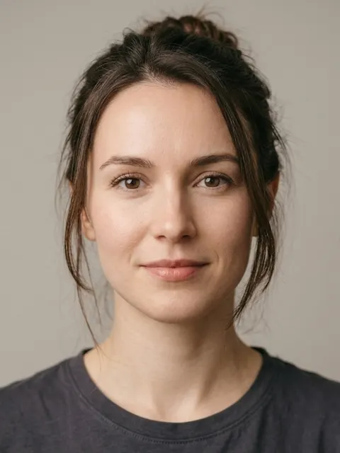 Messy Bun on a model - a flattering cut for round faces